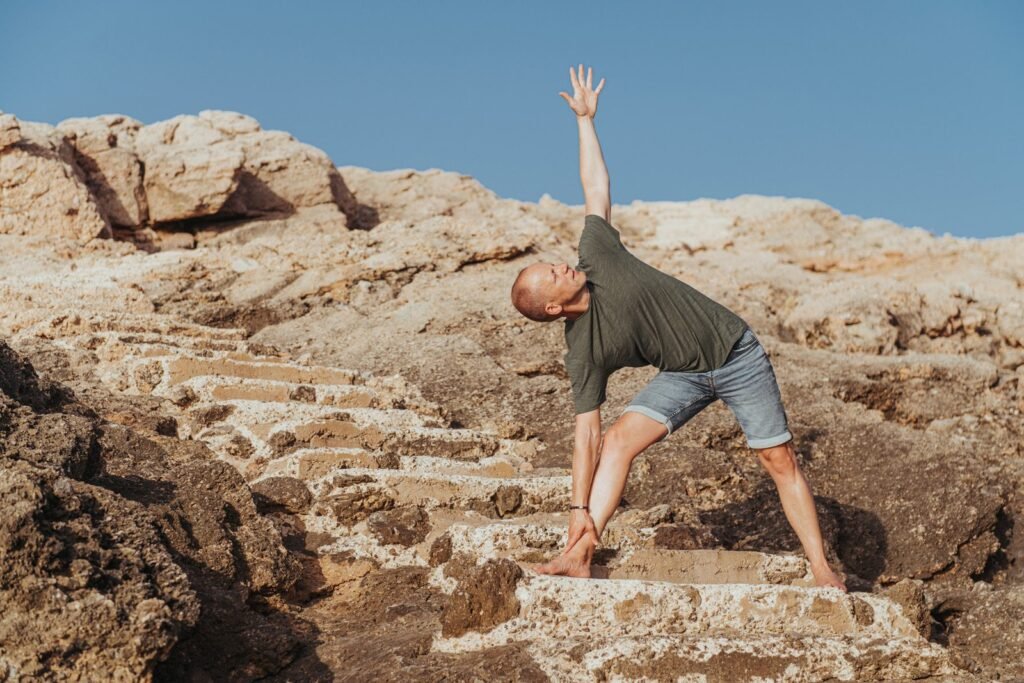 Ramon in een yogahouding op de rotsen